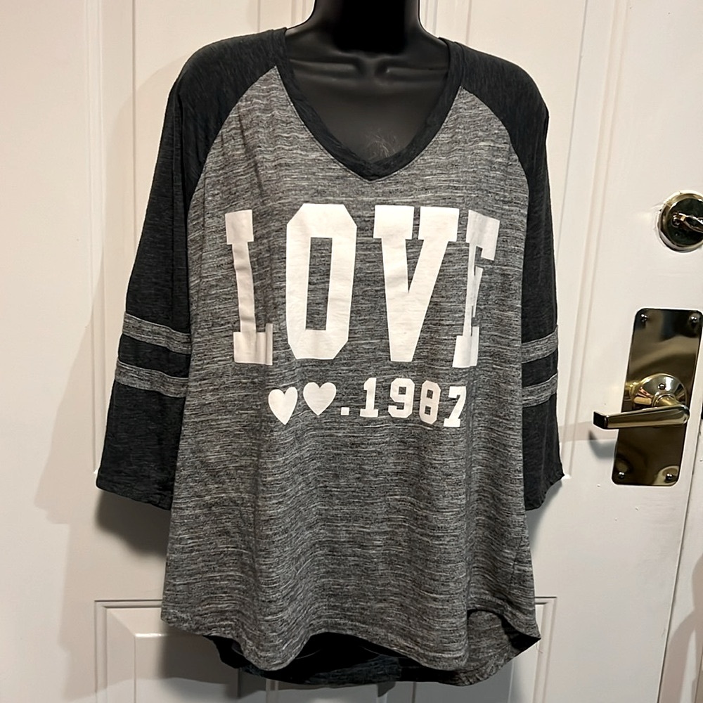 🔴 CLEARANCE 🖤 REFLEX GRAY/BLACK LONG SLEEVE V-NECK “LOVE” TSHIRT Women’s 3X